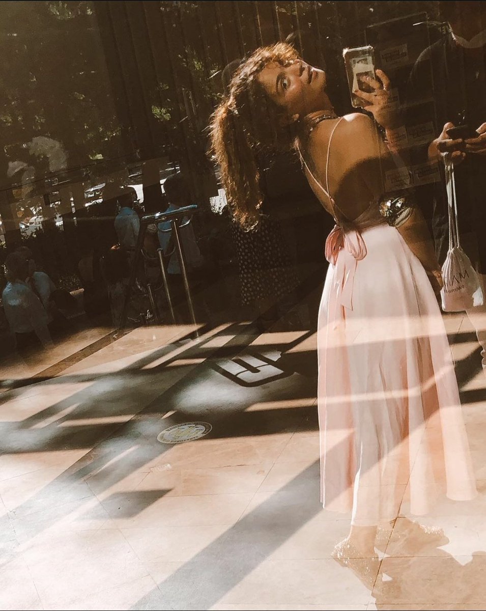 tatliyalanimbr's tweet photo. 📸| "Estou tentando mostrar a parte de trás do vestido 🌸" | IG. 
#AslıBekiroğlu https://t.co/rZLJQvD3Zt