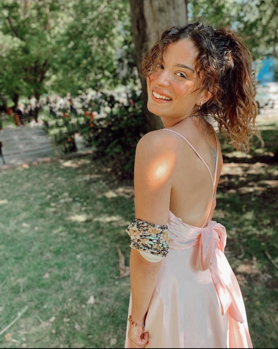 tatliyalanimbr's tweet photo. 📸| "Estou tentando mostrar a parte de trás do vestido 🌸" | IG. 
#AslıBekiroğlu https://t.co/rZLJQvD3Zt