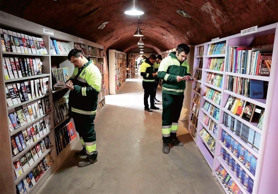 BookChat_'s tweet image. Turkish garbage collectors make a library composed of all the books that are thrown in the trash.