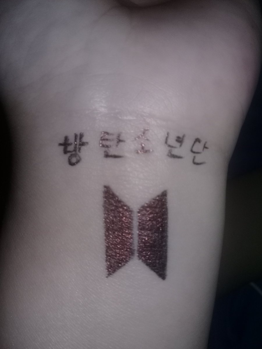 LinhARM63678452's tweet photo. Chỉ là vẽ . Có ai như tui ko muốn lắm nhưng lại sợ gia đình 
@BTS_twt https://t.co/XCf9q0ZEiQ