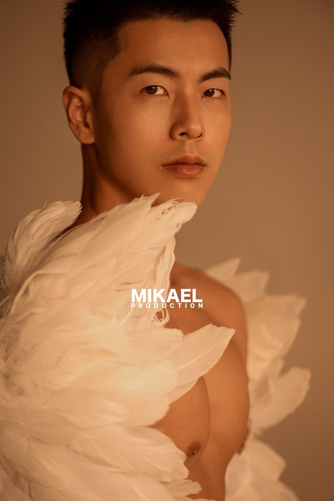 MIKAFOTO's tweet photo. 当你变得勇敢的时候，都会遇见自己心中的天使（or白鸽？）
出镜丨@vanderdw 
Photographed by me https://t.co/jKyKjwpQgn