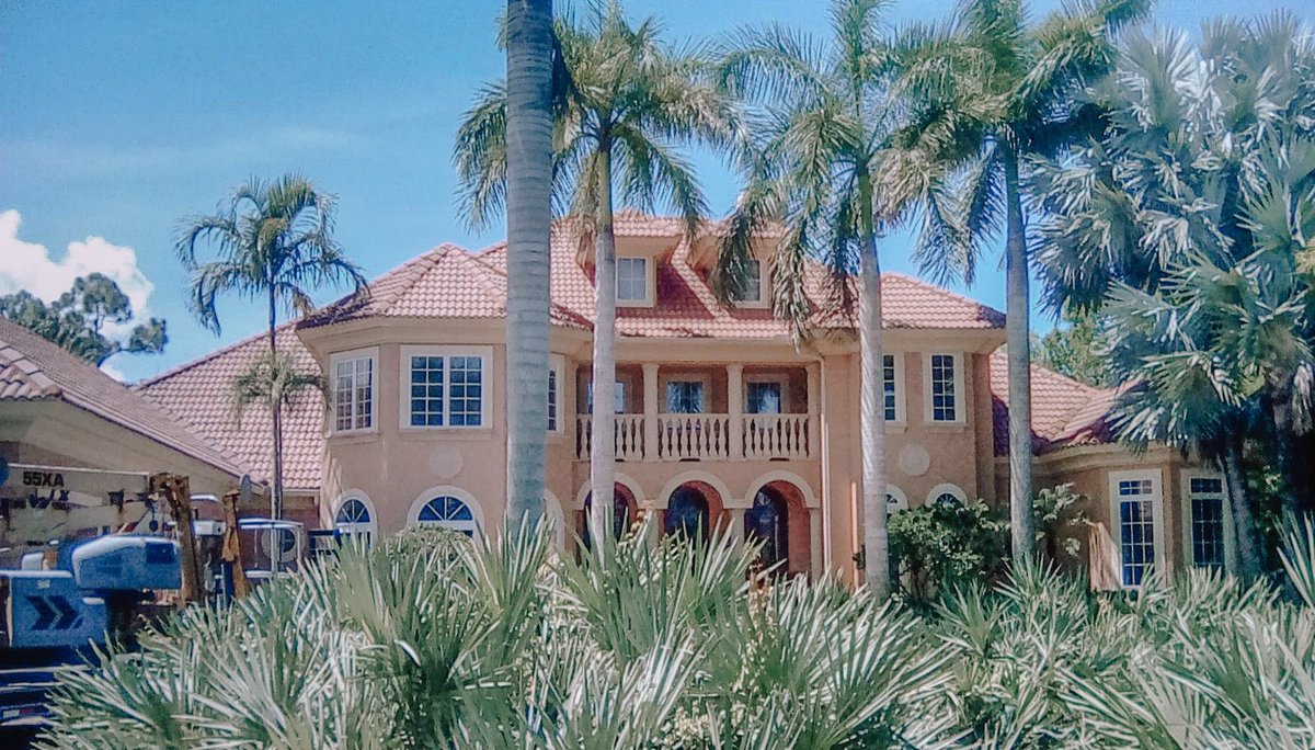 roofcleaningswf's tweet photo. We specialize in cleaning large and complicated roofs. With the help of our bucket truck, we are able to soar over large homes and provide a deep cleaning to their roof.⠀
⠀
#bucket #buckettruck #lift #lifts #lifting #truck #trucks #large #largehome #largehomes #mansion #soar https://t.co/RcaxMq4Zlp
