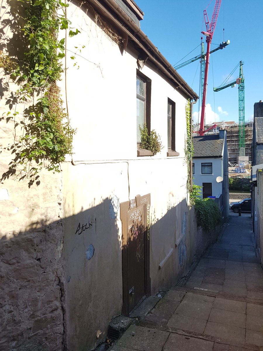 sadly another boarded up house, someones home, in  #Cork city centre, this one by historical  #ElizabethFort, check out the beautiful door & laneway, need  #citycouncil to act now to ensure these wonderful homes are restored  #homeless  #socialcrime  #culturalheritage  #citiesforpeople