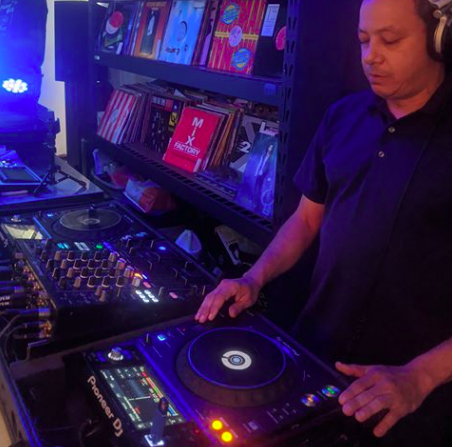 mix93fm's tweet photo. The Underground Collective is live! Luis Martinez on now, IFreelance on from 3:40-4:20 and guest DJ Xplicid Randy Johnson wrapping up the show! Tune in to Get Your #MixFix on https://t.co/qTdQz38onq or look for #Mix93fm on FREE @tunein app for #HouseMusic https://t.co/o9W6AWF49u