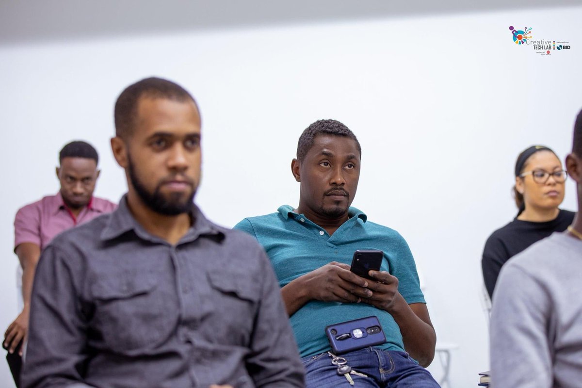 banjHT's tweet photo. #creativetechlabhaiti #builddays https://t.co/ro9v3d1Lnd