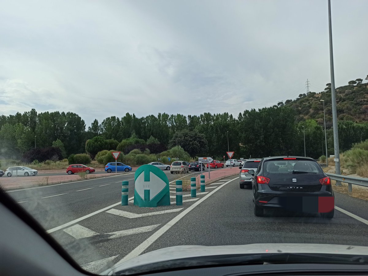 AlbaaCastrejon's tweet photo. M-501, vergonzoso. Gran necesidad todos los fines de semana de controlar esa zona, para que no se preparen estos caos, 25 minutos desde San Martín a esta rotonda.  @PelayosPresa @ComunidadMadrid @guardiacivil @policia https://t.co/ZgBTCBDmGs