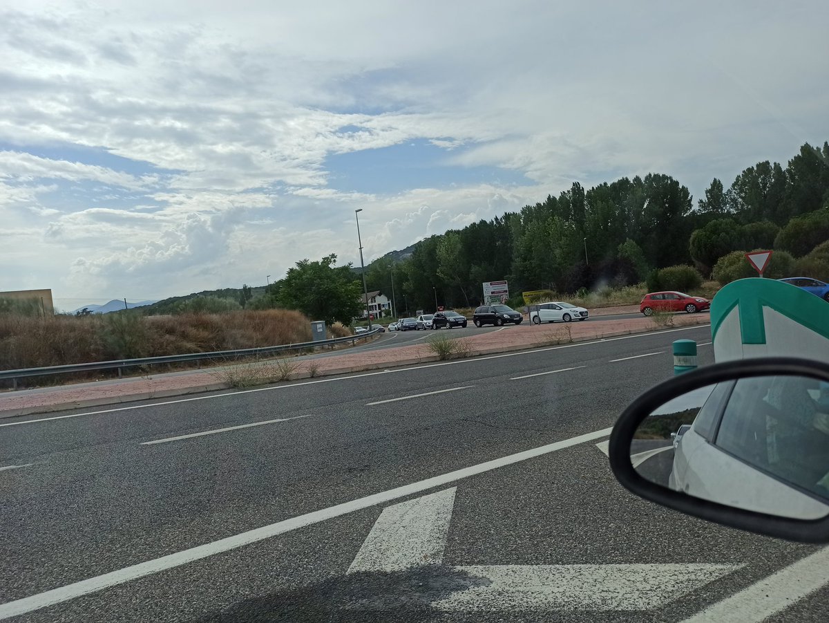 AlbaaCastrejon's tweet photo. M-501, vergonzoso. Gran necesidad todos los fines de semana de controlar esa zona, para que no se preparen estos caos, 25 minutos desde San Martín a esta rotonda.  @PelayosPresa @ComunidadMadrid @guardiacivil @policia https://t.co/ZgBTCBDmGs