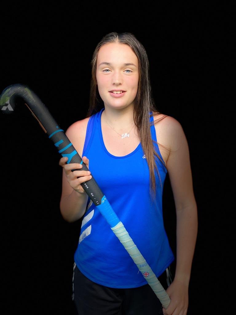 miss_hockey1's tweet photo. Massive thank you to @EnglandHockey for your epic support this week of my 💯 (now 113) day challenge. It’s my love of hockey and drive to improve myself that’s seen me practice in the rain,wind and sun nothing more! @Y1Hockey #Y1Nation https://t.co/rGgeM7YLq2