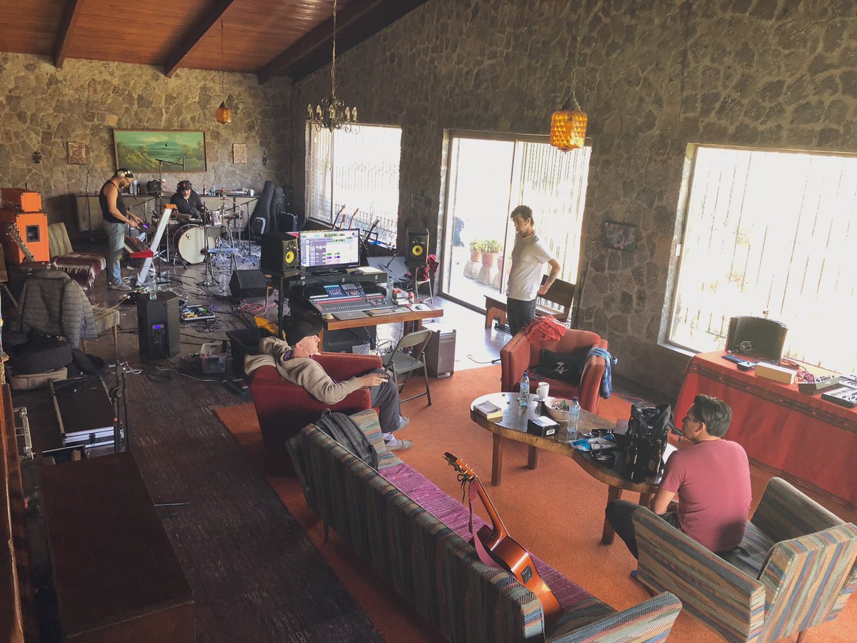 bohemiasub's tweet photo. 🦑: ‘Este disco germinó en una casa en Santiago Atitlán, donde la banda creó las once canciones en 15 días frente a uno de los lagos más bellos del planeta. Un viaje creativo junto al respetado productor ganador de un Grammy, Phil Vinall’
🔊: https://t.co/oMmGPXe3Wu https://t.co/TkiDQeElag