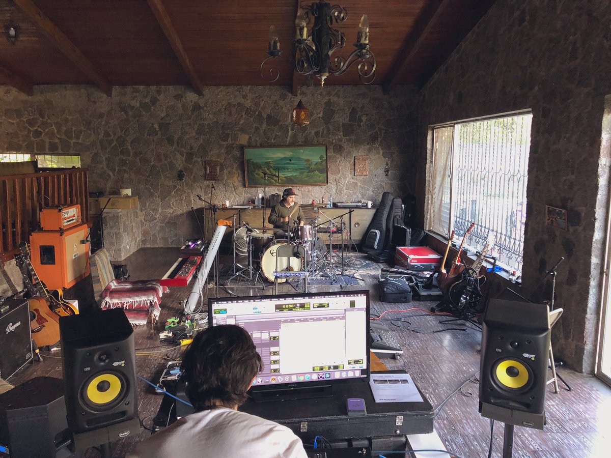 bohemiasub's tweet photo. 🦑: ‘Este disco germinó en una casa en Santiago Atitlán, donde la banda creó las once canciones en 15 días frente a uno de los lagos más bellos del planeta. Un viaje creativo junto al respetado productor ganador de un Grammy, Phil Vinall’
🔊: https://t.co/oMmGPXe3Wu https://t.co/TkiDQeElag