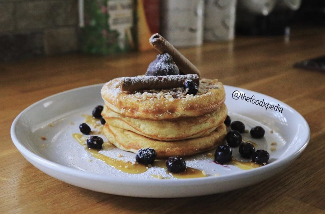 foodxpedia's tweet photo. Sundays are for pancakes! What you see on the outside, is what you get in the inside! Isn’t it great when that happens! Each layer has been (very secretively) smothered in Nutella topped with chopped nuts, chocolates and drizzled with delicious golden syrup, this is pure bliss 😄 https://t.co/6XvJXHqbJM