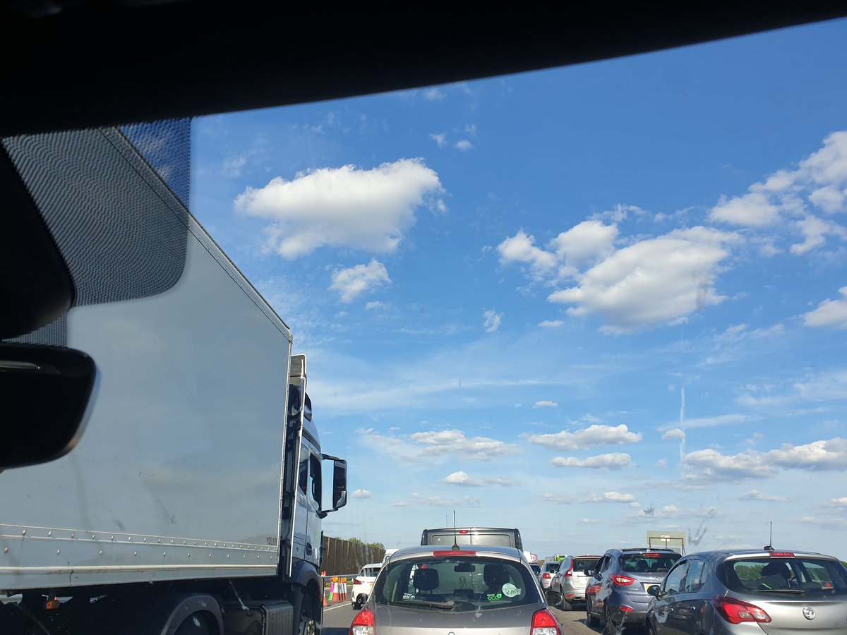 #m4 #bracknell #goingnowhere anyone know why the standstill?