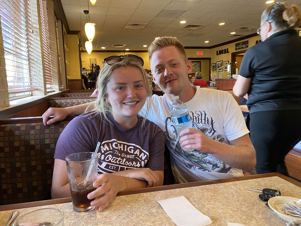 WarsArmada's tweet photo. Cam Prieskorn gets out Sarah Seago and it’s looking like a 1v4 🔥 #wetandsticky https://t.co/OErtfM5Frc