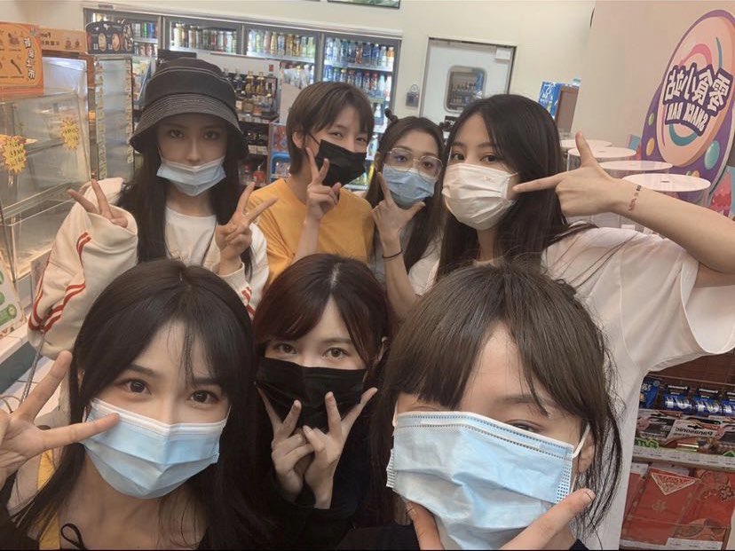 snh48_today's tweet photo. Some members of the new Tencent group "Bonbon Girls 303" hanging out with #SNH48

In this photo: Zhao Yue (SNH48/BBG303), Zhang YuXin (SNH48), Yuan YiQi (SNH48, Curely Gao (BBG303), Wang YiJin (BBG303), Su ShanShan (BEJ48), and Chen QianNan (BEJ48) https://t.co/zOa02KUCLf