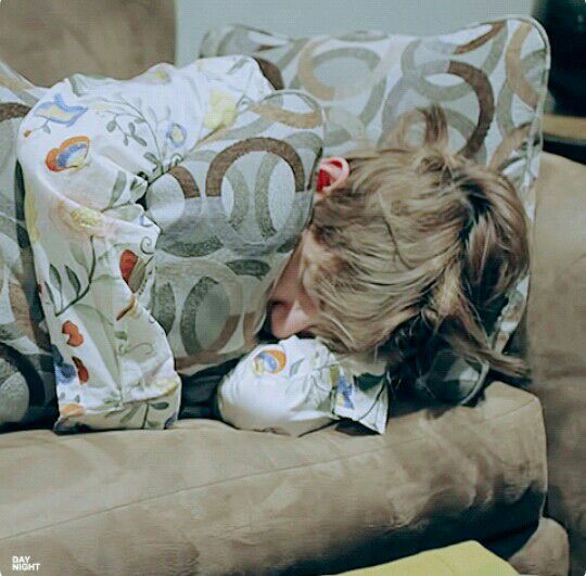 TorongWho's tweet photo. como é dormir agarradinho com o taehyung, a thread; https://t.co/sPMIkChiuN
