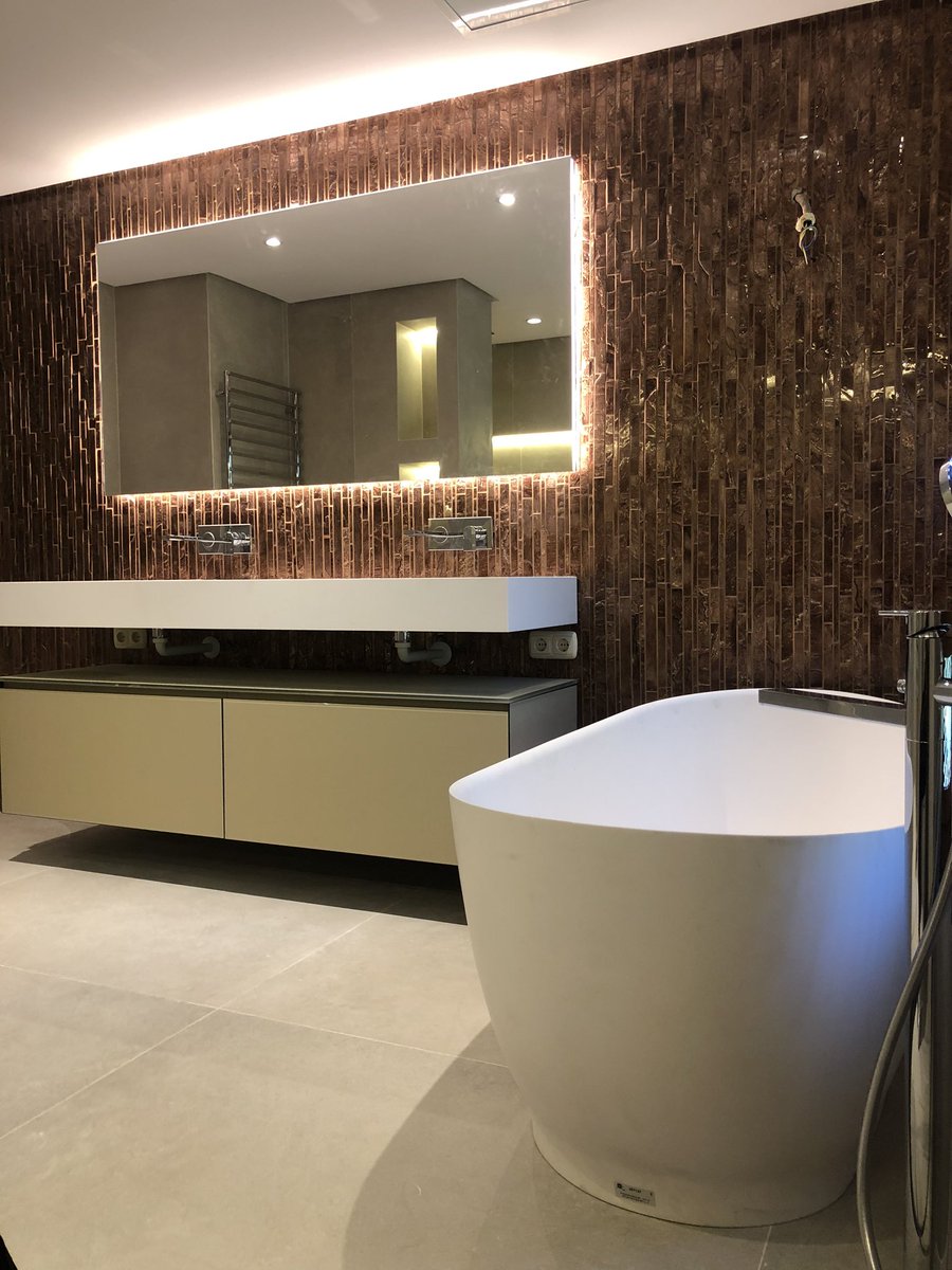 ZogoStudio's tweet photo. La #elegancia de una #bañeraexenta 🛁
Nos encanta el resultado de esta #reforma y #diseñodebaño.
#mosaico de @dune_ceramica 
#griferias de #gessi
#mueblebajolavabo de #artelinea
#bañera de #torobath
#porcelanico de @ceramichekeope 
#bathroomdesign by #chusfernandez https://t.co/VxmcYc25U9