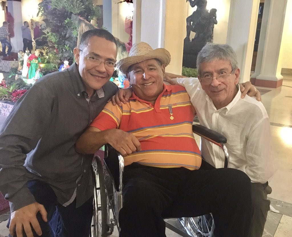 El #12Jul de 1947, hace 73 años, nació en El Pilar, estado Sucre, el maestro Gualberto Ibarreto, autor e intérprete de piezas fundamentales del acervo musical de #Venezuela. En la foto junto a Chuchito Sanoja y este servidor en Miraflores en 2016. ¡Feliz cumpleaños, maestro!
