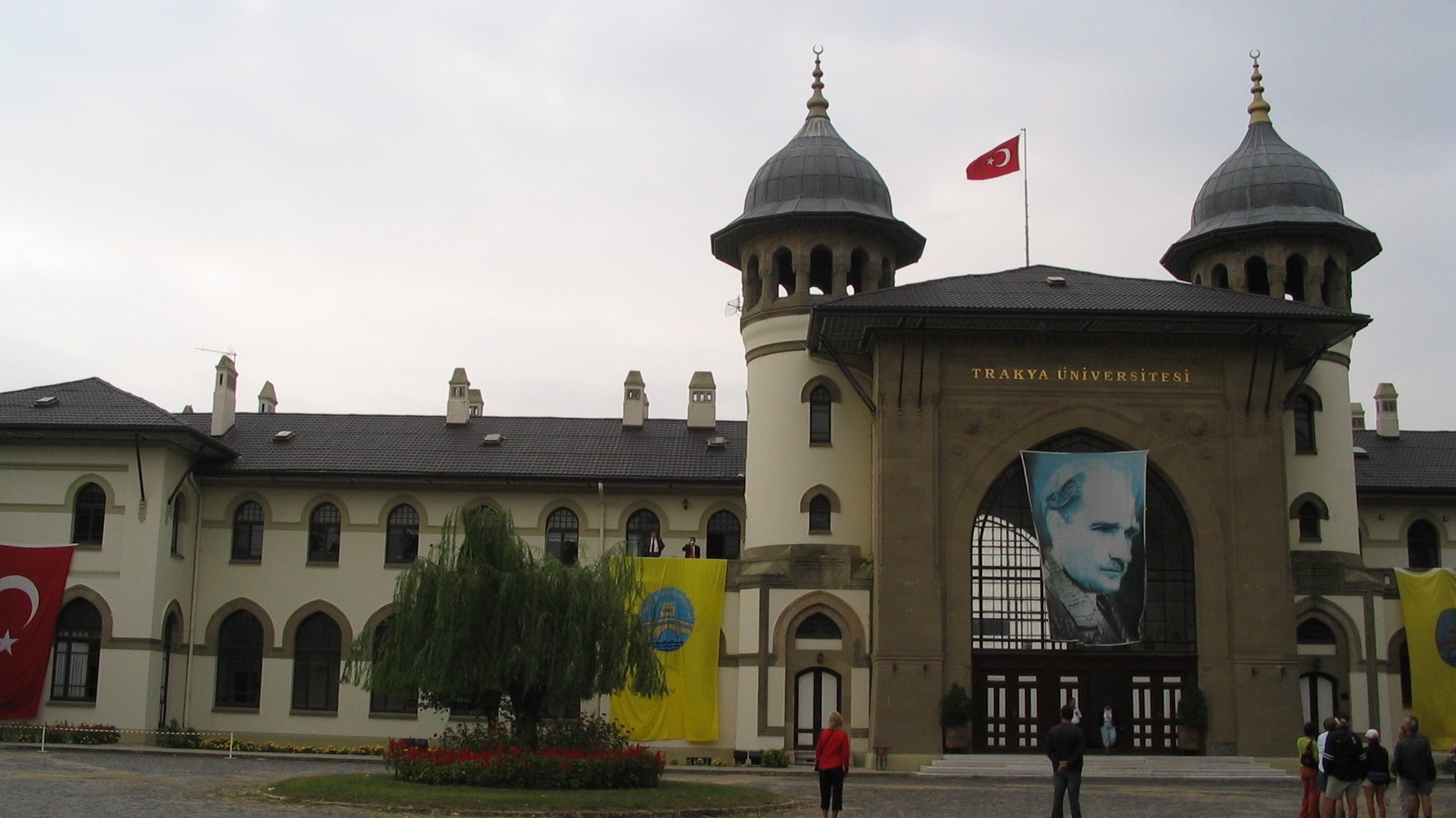 universite inceleme on twitter trakya universitesi ogrenci sayisi 44 269 kategori gumus basta gelmek istemiyorsunuz trakya insanini tanidiktan sonra gitmek istemiyorsunuz sehir olarak en yasanabilir en rahat ve guvenilir illerden biri edirne nin