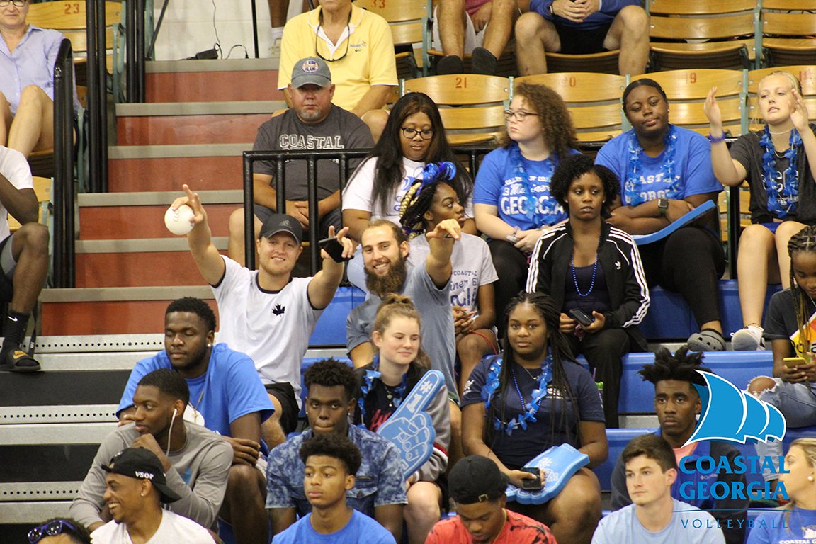 Happy #SmileSunday Mariner Fans! 

Viddy from the Men's Basketball Team and friend flash a smile and pose when they see the camera at a home Volleyball match! 

#HailTheSail #HappyMariners