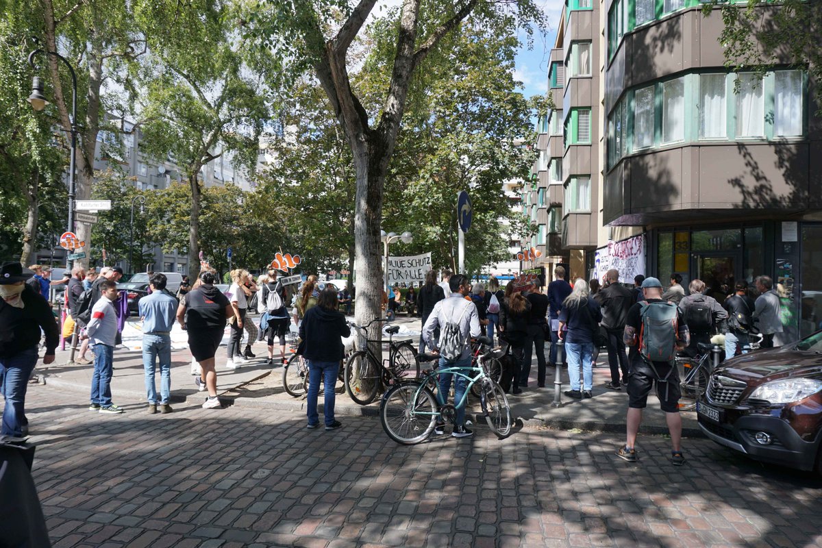 Wohnen ist ein Grundrecht, keine Ware! Deswegen waren heute viele Menschen hier in unserem Kiez bei der Kundgebung von <a href="/23haeuser/">23 Häuser sagen NEIN</a> bei der viele Initiativen Redebeiträge gemacht haben u.a. <a href="/MietenwahnsinnB/">#Mietenwahnsinn-Bündnis</a>, <a href="/bizimkiez/">Bizim Kiez *account hier inaktiv*</a> &amp; <a href="/dwenteignen/">Deutsche Wohnen & Co Enteignen</a>. #23HaeusersagenNEIN #Admiralstraße #Kohlfurter