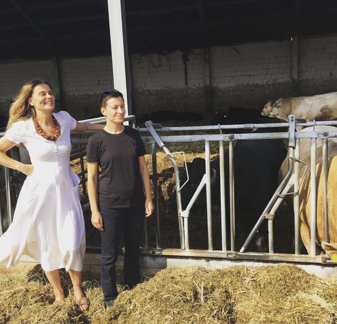 Sarah Wiener &amp; Ska Keller looking at Kühe

Quelle: Instagram von Ska Keller