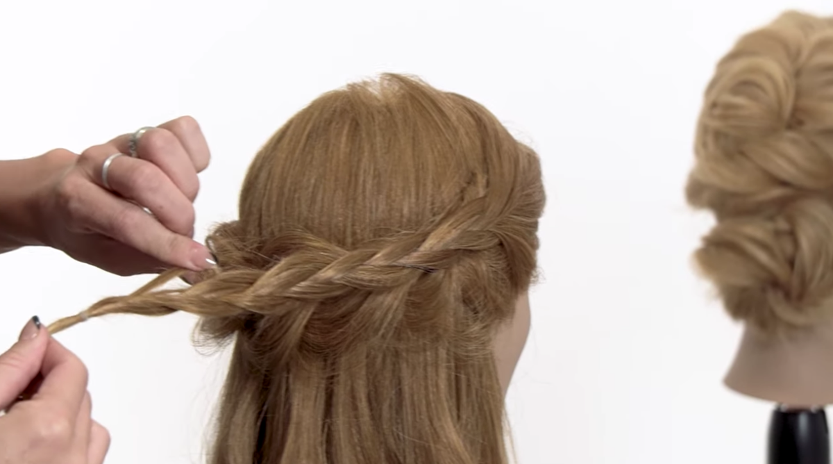 SamVillaPro's tweet photo. The key to any #updo? Walking the line between perfectly #coiffed and effortlessly tousled—the idea of “prom #curls” is no longer desirable. #SamVilla #SamVillaHair #SamVillaCommunity

WATCH HERE: https://t.co/GzXkSU2jzu https://t.co/UsfJUfnnrp