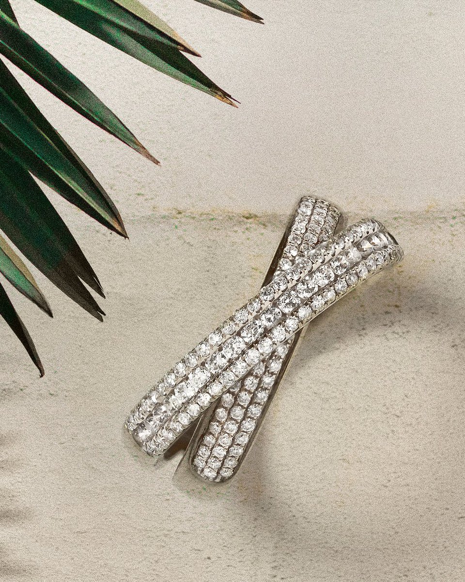 diamond_heaven's tweet photo. Its all in those diamond details 💫 #diamondring #lovediamonds #buydiamonds #diamondtreats #jewellerylover #buyjewellery #finejewellery 
#engagementring #diamonds #solitaire #halo #diamondjewellery #diamondrings #diamondheaven https://t.co/yxVWMak4cv