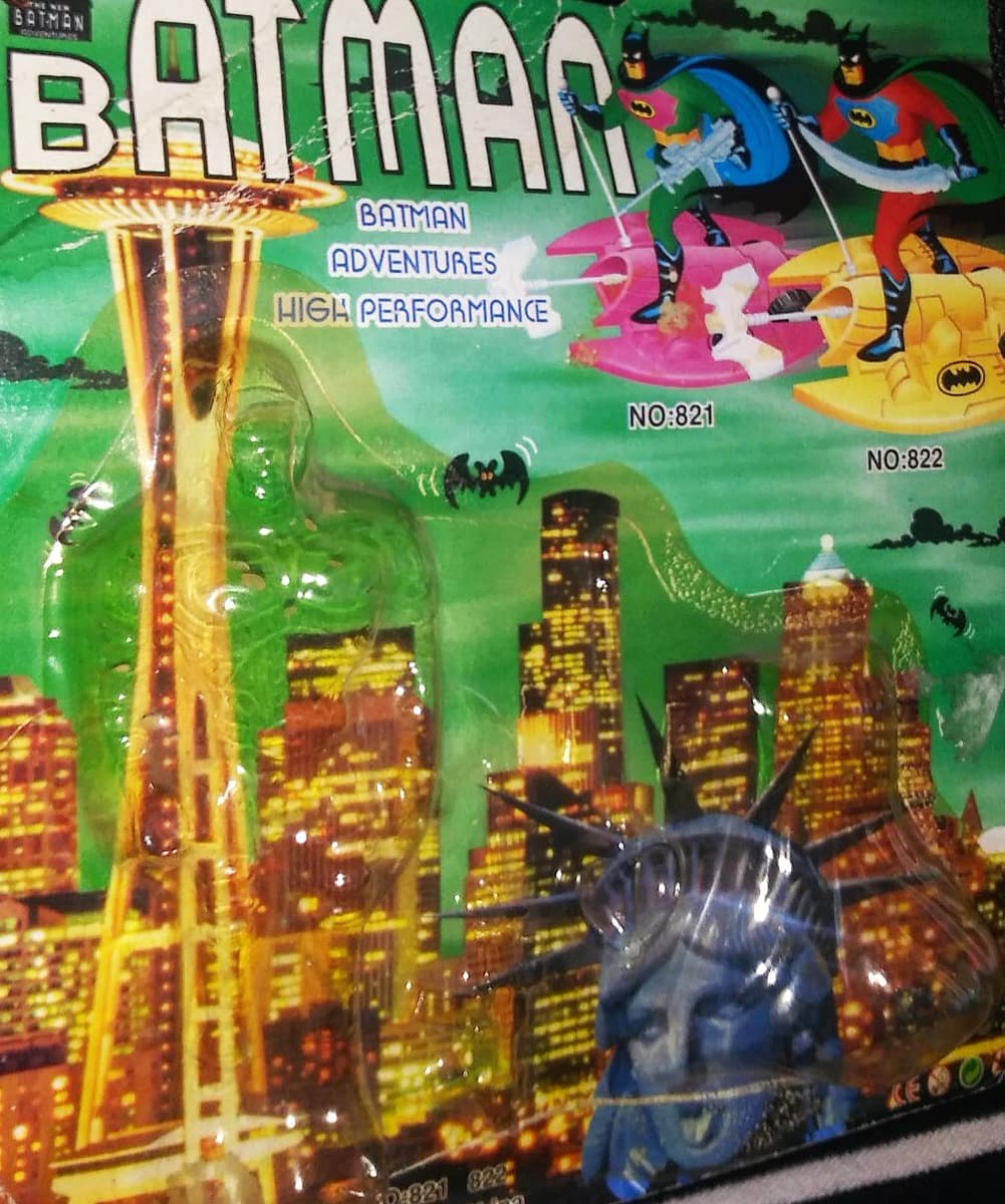 robertspadilla1's tweet photo. A Batman figure worthy of 2020... Late 90'S Shrek/bitterbeer face/lipstick gaudy colored bootleg 🇨🇳 Batman!😛✨#bootlegtoys #bootleg #Batman #bootlegbatman #knockofftoy #vintagetoys https://t.co/iTG0GYxWof