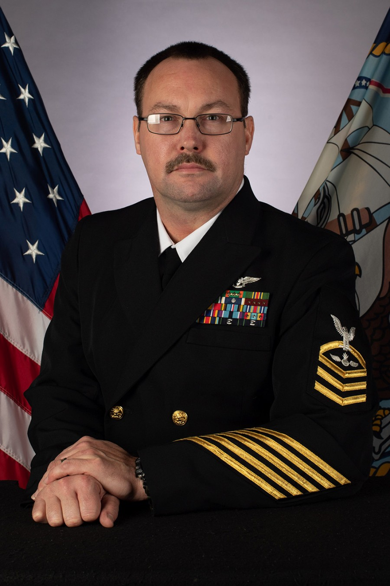 dead at 41 Charles Robert Thacker was from  #Arkansas and a Chief Petty Officer in the Navy. While deployed on the USS Theodore Roosevelt, 650 members contracted  #COVID. 10 days later Thacker was found unresponsive while in quarantine on Guam.  https://stripes.com/news/us/uss-theodore-roosevelt-s-coronavirus-victim-was-a-chief-petty-officer-from-arkansas-1.626369