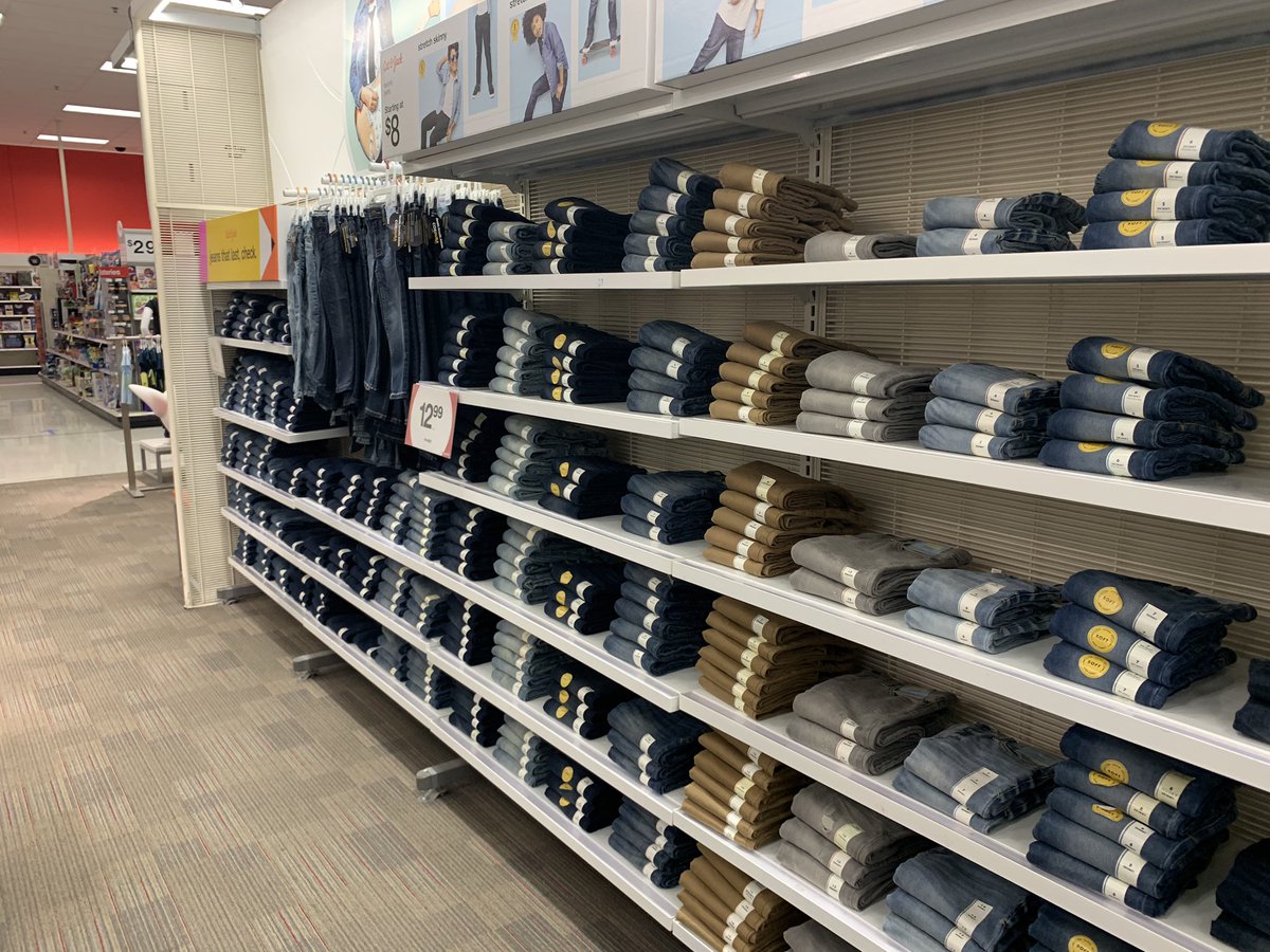 britthyer87's tweet photo. WOW! DBO Melissa perfecting the denim walls just in time for those back to school shoppers ✏️📚🎒 https://t.co/1kd4mhxHba