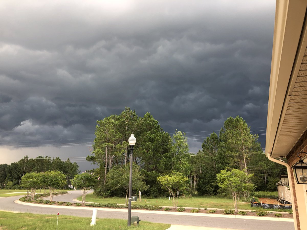 GJSomma's tweet photo. @weatherchannel fantastic skies over Pensacola! https://t.co/r2l78fpuXC