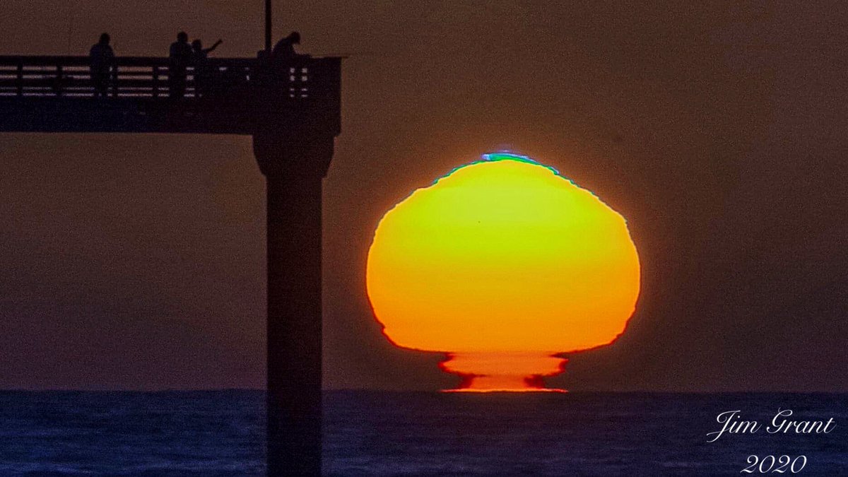 Beautiful green flash last nite at the ocean beach pier in San Diego. Record heat in our area. @Ginger_Zee @JimCantore @NWS @ABCWorldNews @sdutKrier @WeatherNation