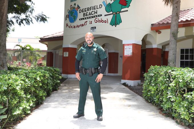 dead at 39Shannon Bennett died from  #COVID. He was a Sheriff’s Deputy for Broward County,  #Florida, "an out and proud gay law enforcement deputy.. protected and mentored young students.. a man in love to be wedded later this year” https://www.nbcnews.com/feature/nbc-out/newly-engaged-gay-cop-florida-police-s-first-coronavirus-fatality-n1179596
