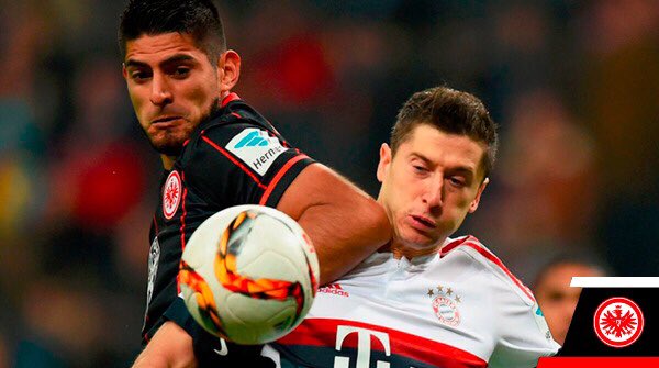eintracht_esp's tweet photo. Podrá ser el mejor 9️⃣ del mundo, pero con nuestro querido @5zambranocz no podía... 💪 

¡Garra peruana! 🇵🇪❤️🦅 #SGE https://t.co/DFnTiA0HK2