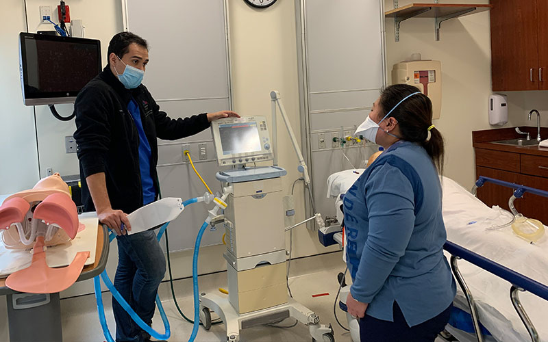 Bertin Salguero-Porres, MD, stayed late to teach Janice Cagigas, RN, how to take care of #COVID19 patients who are on mechanical ventilators after being transferred from intensive care: bit.ly/2VzyBse #StoriesOfStrength #HealthcareHeroes