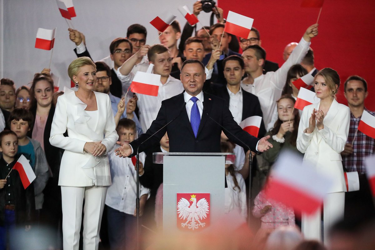 BeataSzydlo's tweet photo. Niech żyje Polska! 🇵🇱🇵🇱🇵🇱 #DUDA2020 https://t.co/ciiPdnQiiQ
