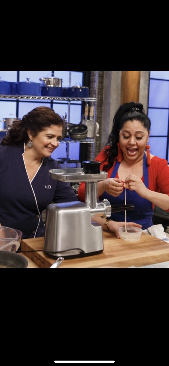 guarnaschelli's tweet photo. Glaze of Glory! Tonight it’s about flavoring doughnuts and then the tough task of making sausages from scratch. The recruits must grind, case and flavor their own sausage/ sandwiches. The 2 recruits who don't "meat"' expectations go home.... #WorstCooks @foodnetwork 9 PM EST https://t.co/RoQOZ7DIXH