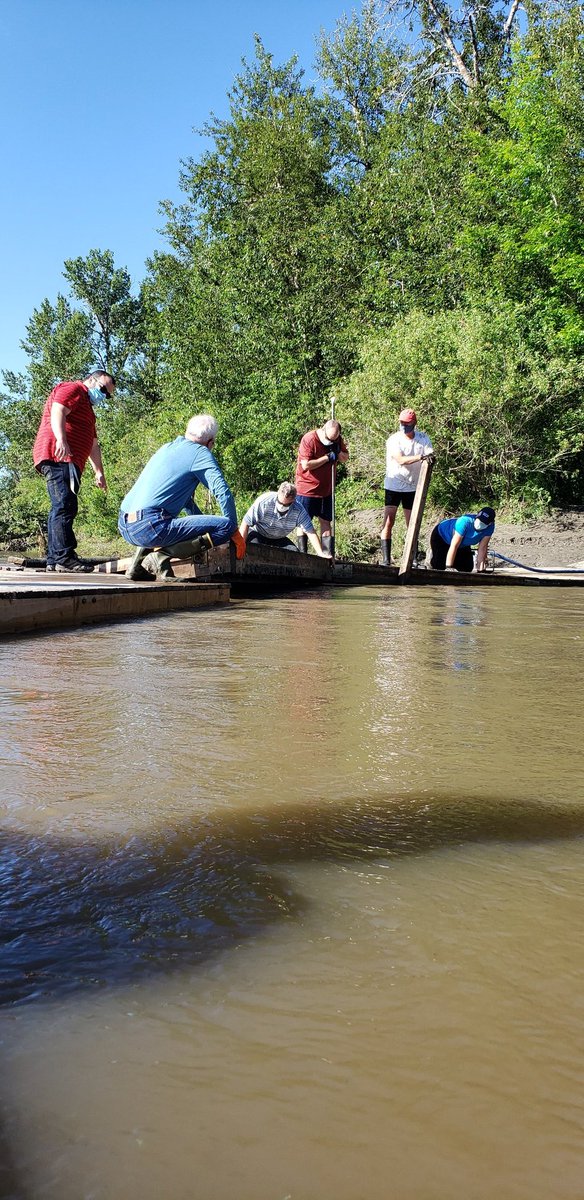EdmontonRowing's tweet photo. #northsaskatchewanriver keep trying... thx to everyone who came out to help this morning! #ercdockcrew #ercdockparty #fixingthedockagain #thisisrowinginEdmonton #yegrowingclub #yegrowing 📸credit @AllisonSecord https://t.co/o8ohd0ZKut