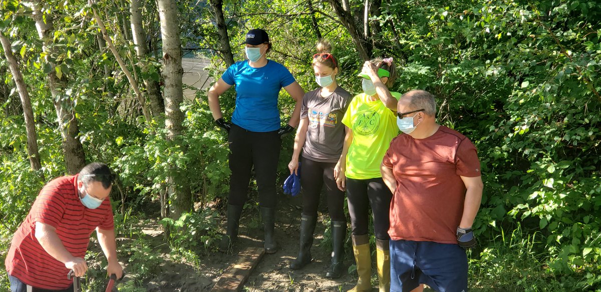 EdmontonRowing's tweet photo. #northsaskatchewanriver keep trying... thx to everyone who came out to help this morning! #ercdockcrew #ercdockparty #fixingthedockagain #thisisrowinginEdmonton #yegrowingclub #yegrowing 📸credit @AllisonSecord https://t.co/o8ohd0ZKut