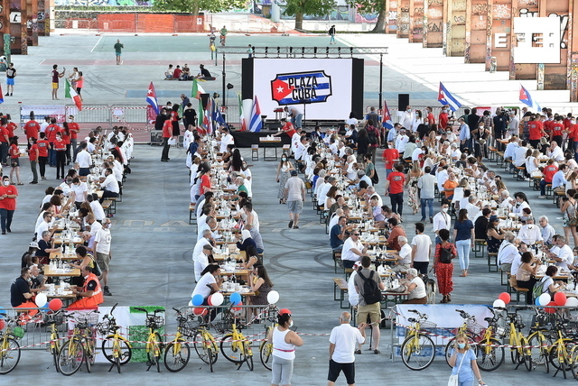 TReporta's tweet photo. La ciudad italiana de Turín despidió hoy al equipo de 38 médicos y enfermeros cubanos que llegaron en abril para ayudar en la batalla contra el COVID-19 y les honró con un almuerzo para agradecer la ayuda. La celebración contó con la asistencia de 400 personas. #InternacionalesTR https://t.co/b8j2BZXwbc