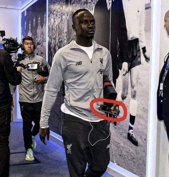 Sadio Mane, the Liverpool star earning £11.5 Mil per year, gave the world a lesson in modesty after fans spotted him carrying a cracked iPhone.

His response was legendary.