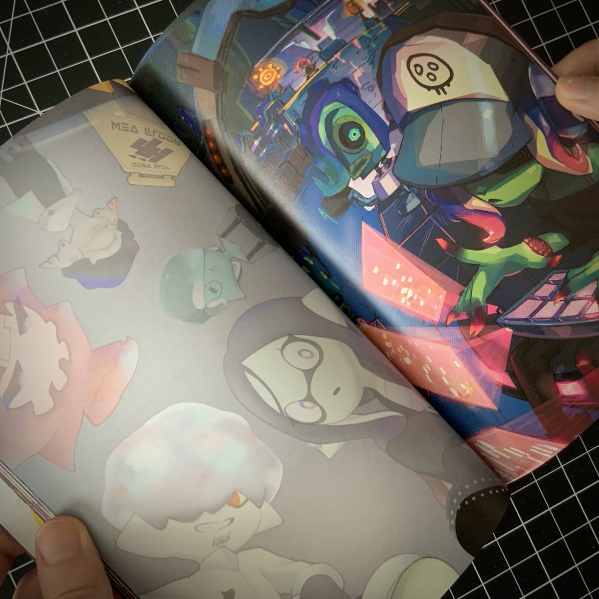 squidbeatszine's tweet photo. Up close and personal with our zine’s cover and a few pages! 

Featured artists in order: @shuu_ink (cover), @arcade_chan , @Snazzychipz , @emaiiyaru , @bergrimlo , @starcaptn and @charaTXT !

#Splatoon #Splatoon2 🦑🐙🎶 https://t.co/IpYh1X6jTQ