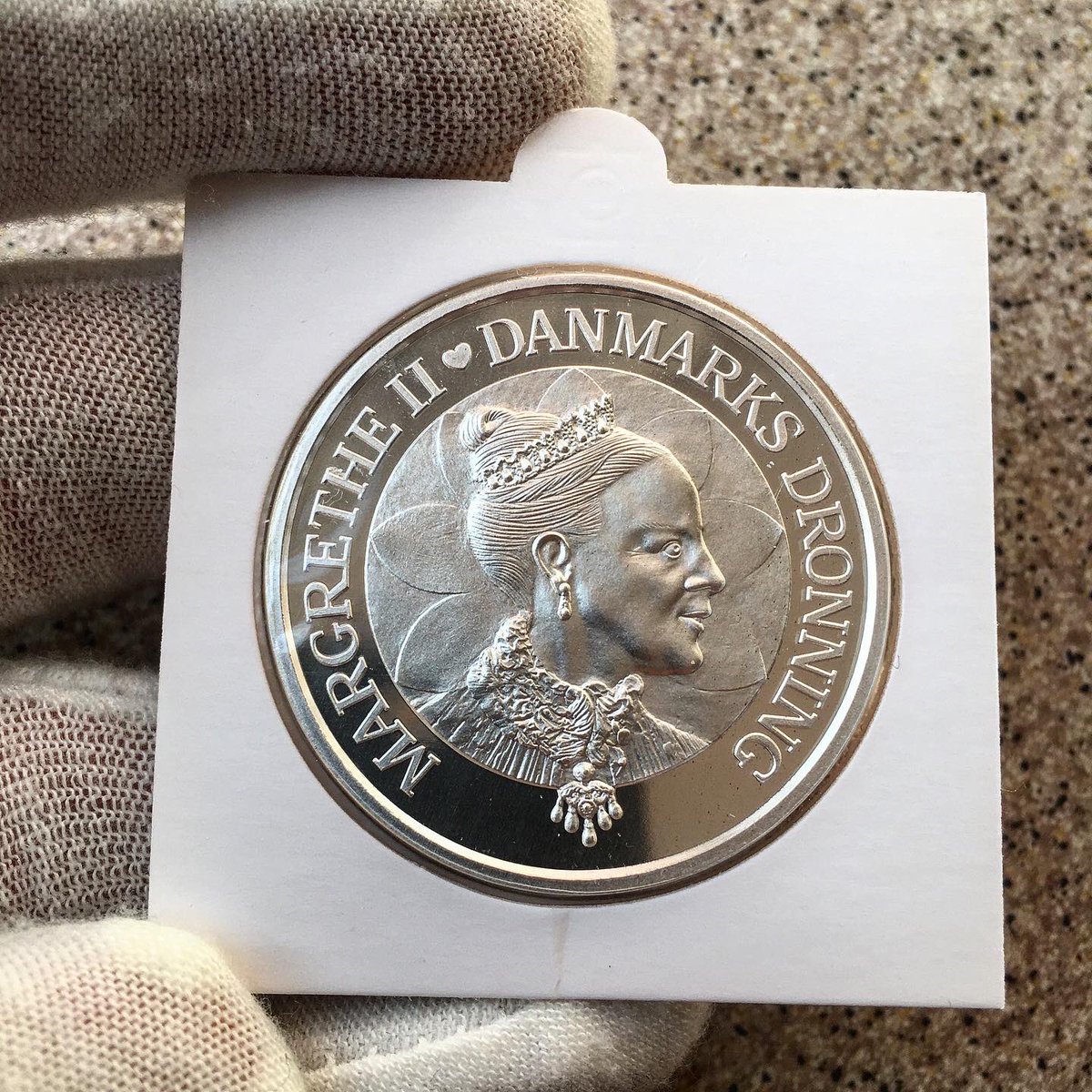 Moneyaddict93's tweet photo. 🇩🇰200 Kroner, Denmark 🇩🇰 60th Anniversary of Queen Margrethe II. Silver .999. Year 2000. 🇩🇰👸🏼 #silver #silvercoins #silvercoin #treasure #coin #coins #queen #denmark #europe #anniversary #coincollecting #coincollector #coincollection #numismatics #numimastica #numismatist #numis https://t.co/ve4jmISiRD