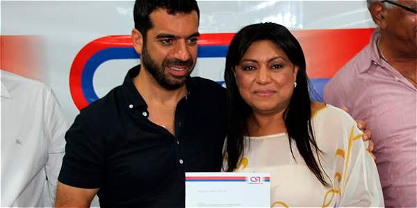 JUANCAELBROKY's tweet photo. Se entregó la corrupta politiquera de Cambio Radical Oneida Pinto que tanto daño le hizo a La Guajira. Sí De La Espriella la sigue defendiendo, estará feliz de toda la plata que podrá ganar.
¿Los Char preocupados de lo que su coequipera hable ante la justicia?
@HELIODOPTERO https://t.co/gOCy2W1W2e