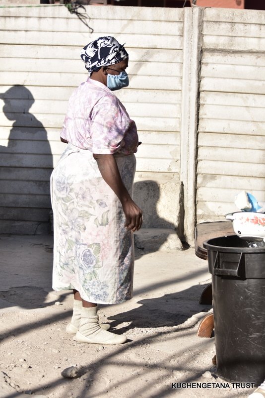 Semalho's tweet photo. Day 89!

Porridge: 993
Supper: 1895

Served sadza and sugar beans

140kgs mealie meal
110kgs sugar beans
260 tomatoes
35 onions
35 karinga pkts
4l cooking oil
3kgs salt
15kgs sugar 
12 bottles peanut butter 

 6PM is now our cut off time to ensure all team members get rest. https://t.co/dM36LbyJtT