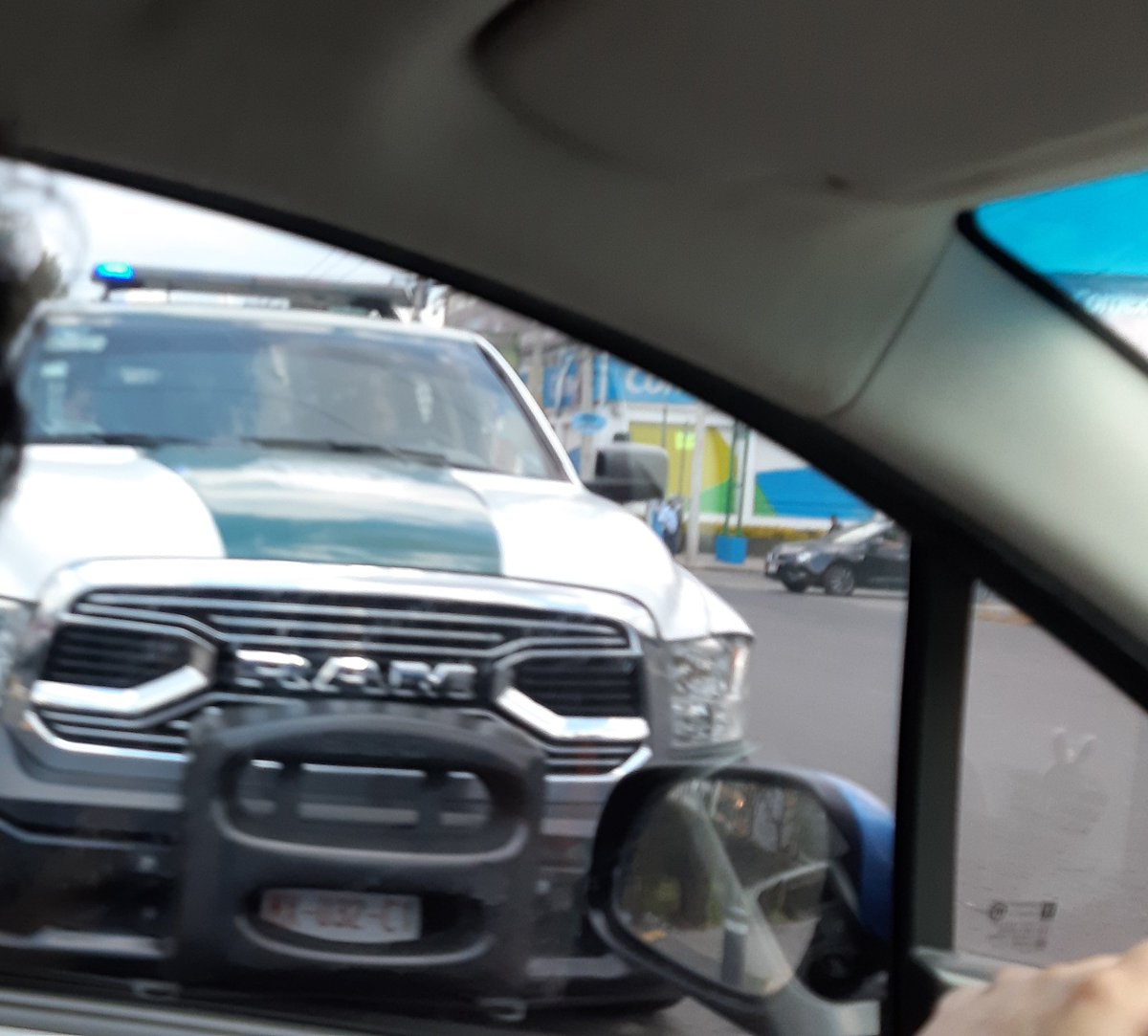 pichonmovil's tweet photo. La ley de México y del mundo...creer que no te ven al hacer lo que que no debes. Observé a mujer policía tirar su chicle mascando en la vía pública (se observa placa en foto). Y así quieren que los respetamos? Verdaderos puercos! @locatel_mx @Claudiashein @C5_CDMX https://t.co/SNho6JsfMp
