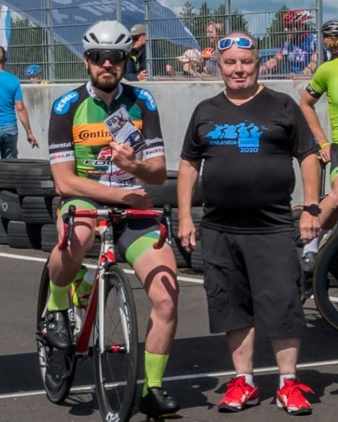 Tuleva Finlandiahiihtäjä ja Finlandia-hiihdon markkinointipäällikkö yhteiskuvassa osallistuja-arvonnan lahjakortin luovutuksen jälkeen.

<a href="/finlandiahiihto/">finlandiahiihto</a> #hiihto #pyöräily #cycling #kymiringpyöräily #kymiringrunningday