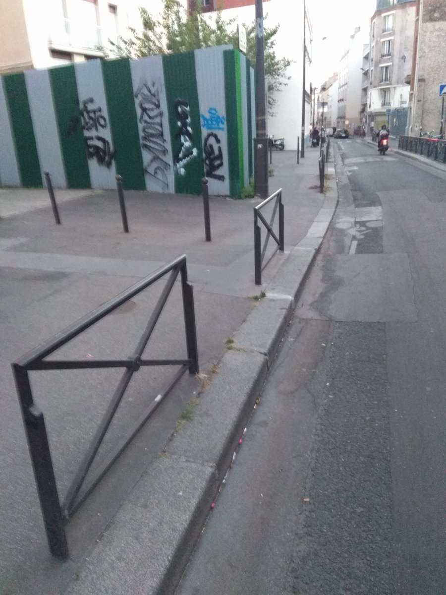 ARMBH1's tweet photo. @Parisjecoute @Mairiedu20 
Que faire des déchets végétaux venant de la rue ? Notre rue semblant abandonnée, nous avons retiré la végétation sauvage. Ce sont des herbes qui ne peuvent aller dans le compost et que nous ne pouvons pas stocker ! https://t.co/BMif5TaODv