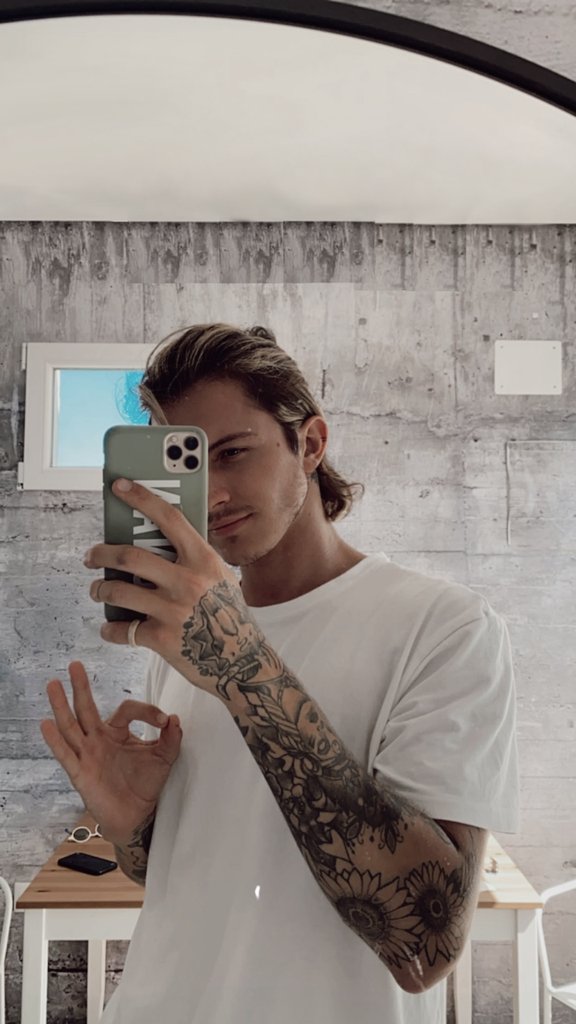 BahrMatt1's tweet photo. Toca ponerse guapo #1YearWithMDA https://t.co/El68OGp5AG