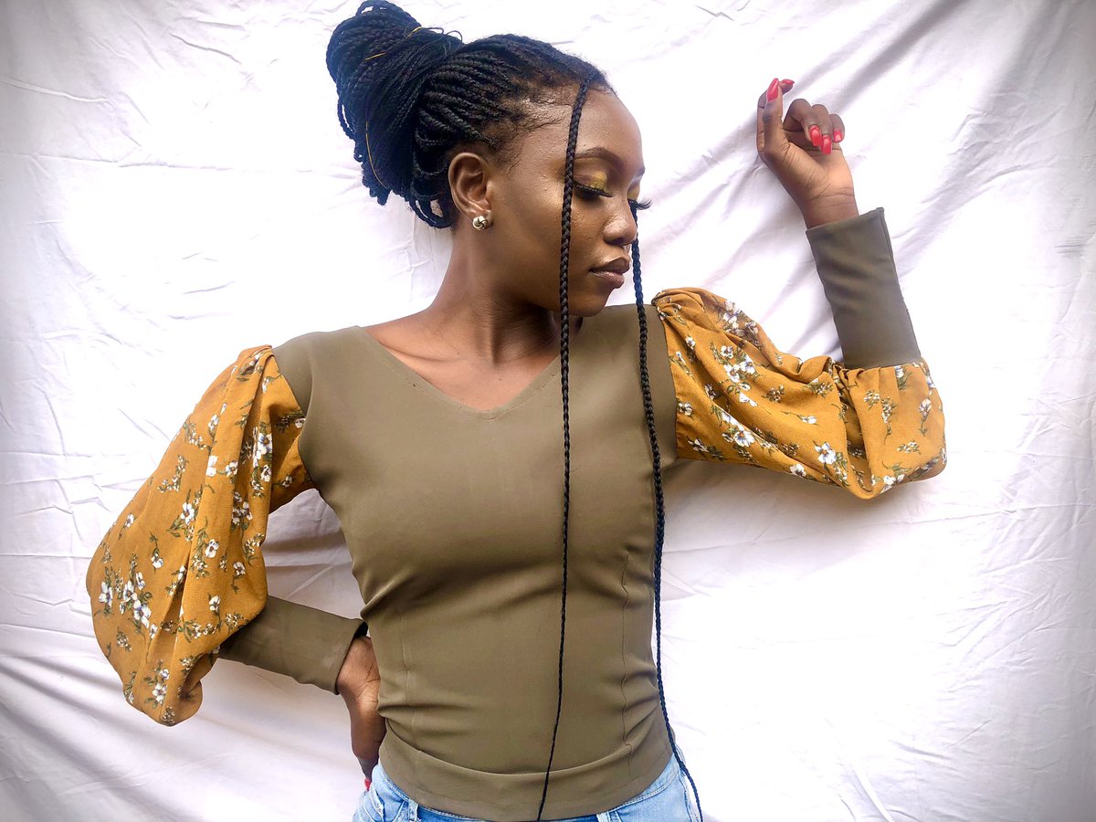 EmeraldEssey's tweet photo. I make these.
Can also make your official and casual fits.
Top. size6-10 is 3,500 
                ‘12-18 is 4K 
Straight Gown(in different or same Ankara print)Size6-10 is 7k
                  ‘12-18 is 8k
Please RT and send in your orders🙏🏾 https://t.co/mT3mMreMBl
